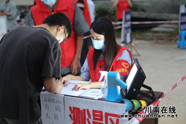 泸县云龙镇:“老中青”党员齐上阵,共筑防疫“红色堡垒”(图3) 李佳.jpg