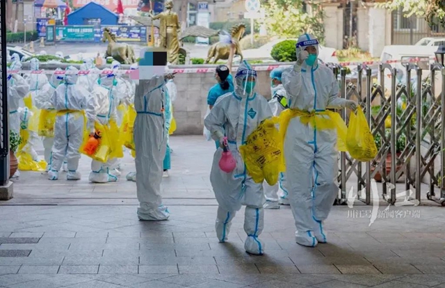 安静的战斗丨直击泸州主城区高风险小区战疫一线(图1) 1.jpg