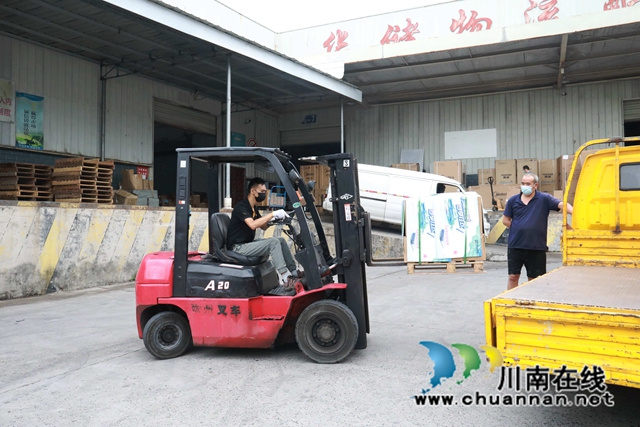 华储物流：叉车作业.JPG