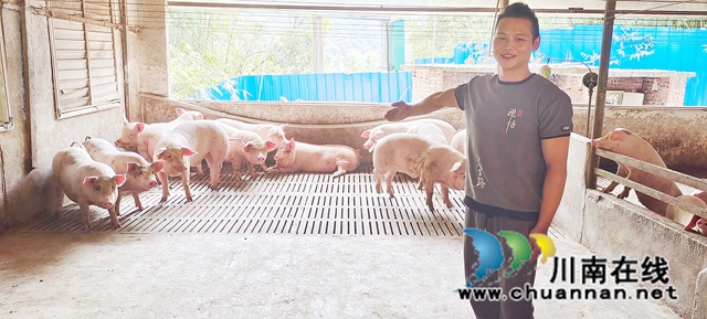 图2：白士林介绍高床养猪.jpg