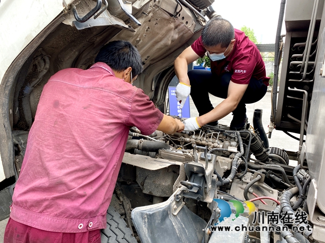 范秀全（右）检修车辆.jpg