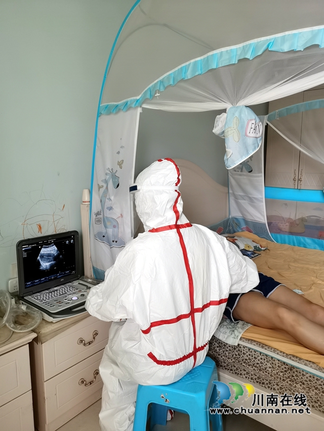魏芳入户为孕妇作检查.jpg