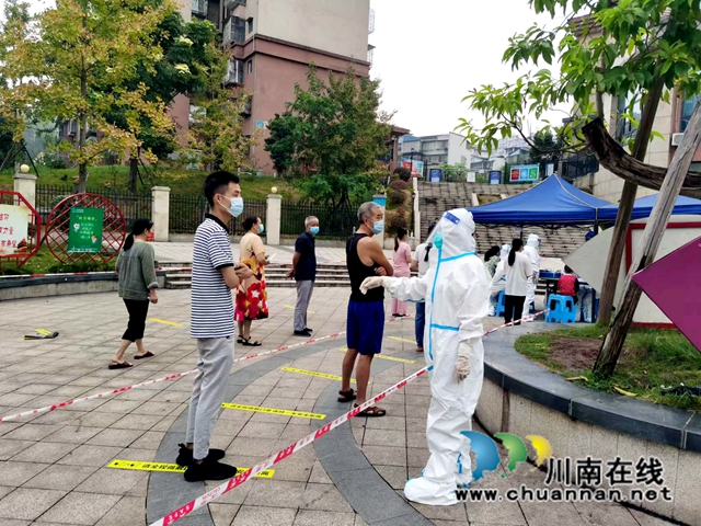 泸州民建抗疫先锋群像:凝心聚力同战疫,使命担当护家园(图2) 中秋节达庆波在值守中.jpg