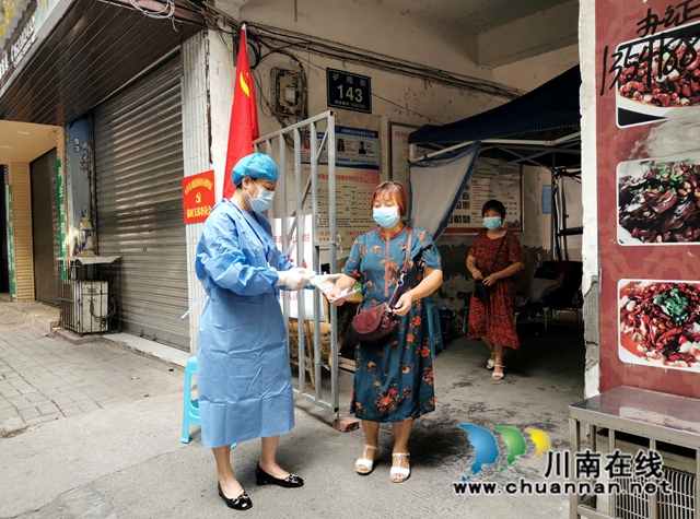 泸州民建抗疫先锋群像:凝心聚力同战疫,使命担当护家园(图6) 李静在值守工作中.jpg