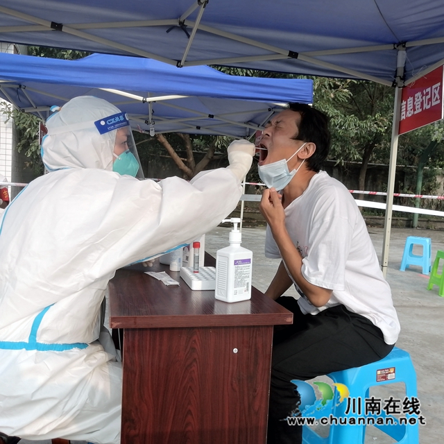 泸州民建抗疫先锋群像:凝心聚力同战疫,使命担当护家园(图8) 姚小燕在为群众检测核酸1.jpg
