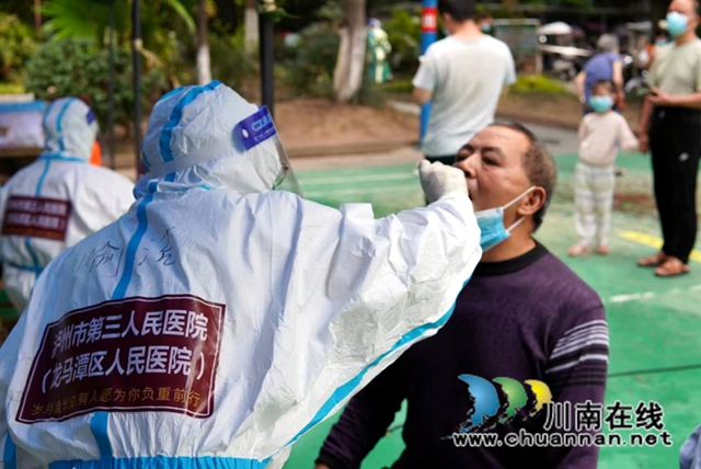泸州民建抗疫先锋群像:凝心聚力同战疫,使命担当护家园(图9) 喻洁为群众检测核酸2(小).jpg