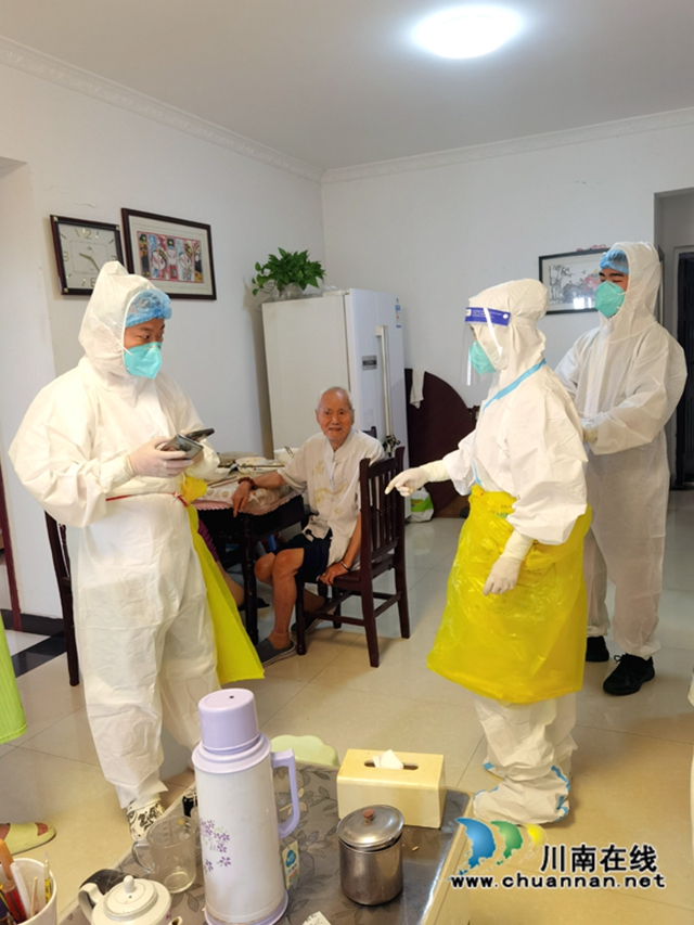 泸州民建抗疫先锋群像:凝心聚力同战疫,使命担当护家园(图10) 魏芳入户检测核酸2(小).jpg