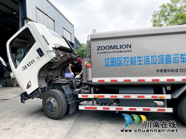 泸州民建抗疫先锋群像:凝心聚力同战疫,使命担当护家园(图13) 范秀全在维修车辆.jpg