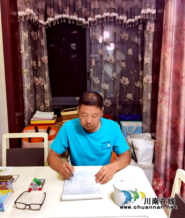 泸州民建抗疫先锋群像:凝心聚力同战疫,使命担当护家园(图14) 潘勤在撰写抗疫诗词.jpg