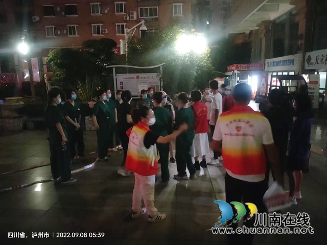 泸州民建抗疫先锋群像:凝心聚力同战疫,使命担当护家园(图15) 周勇凌晨开始工作.jpg