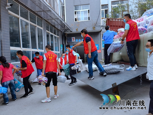 泸县建校:在力所能及之处,全力以赴!(图7) 清点物资.jpg