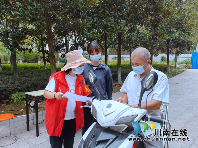 泸县建校:在力所能及之处,全力以赴!(图11) 值守清平社区卡口.jpg