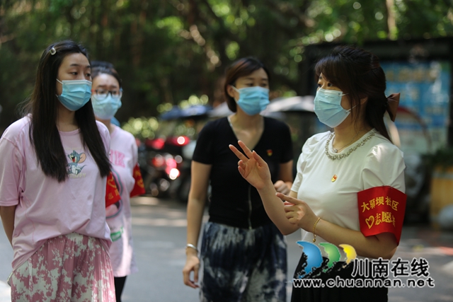 星夜兼程的“守关人”:跑赢病毒,使命必达!(图4) 罗艺欣现场指导开展志愿服务工作.jpg