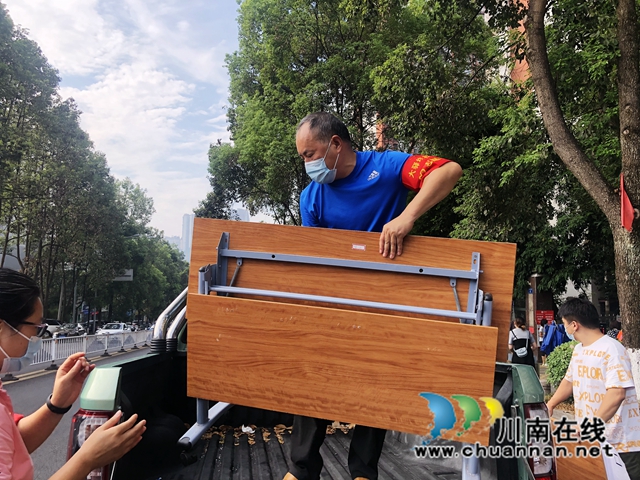 星夜兼程的“守关人”:跑赢病毒,使命必达!(图6) 程基富搬运物资.jpg