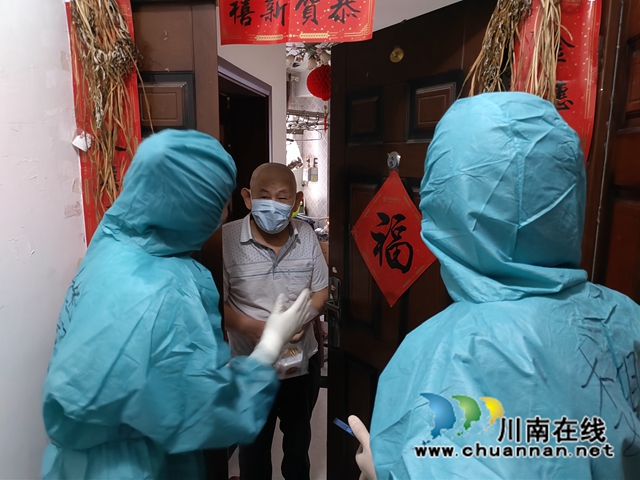 星夜兼程的“守关人”:跑赢病毒,使命必达!(图7) 入户采集核酸.jpg