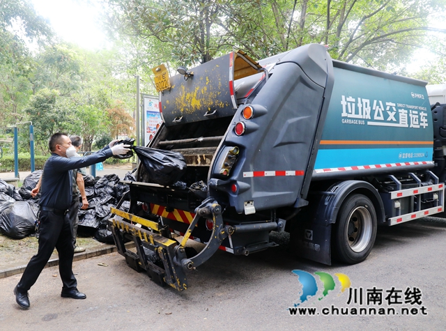 星夜兼程的“守关人”:跑赢病毒,使命必达!(图18) 志愿者清运垃圾.jpg