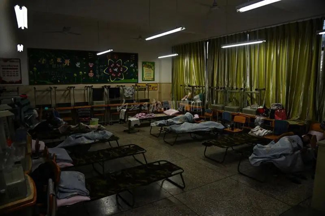 转运样本、协助“追阳”!内江千余的哥、驾驶员24小时鏖战“疫”线(图6) 6.jpg