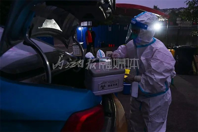 转运样本、协助“追阳”!内江千余的哥、驾驶员24小时鏖战“疫”线(图8) 8.jpg