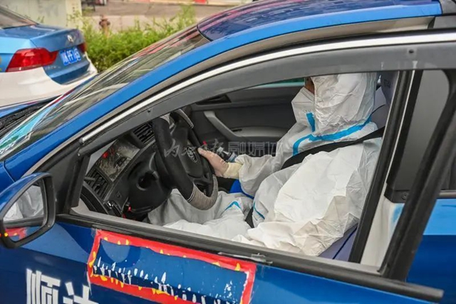 转运样本、协助“追阳”!内江千余的哥、驾驶员24小时鏖战“疫”线(图5) 5.jpg