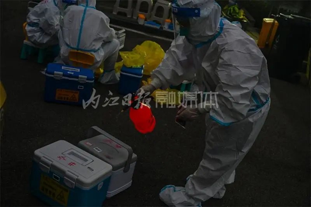 转运样本、协助“追阳”!内江千余的哥、驾驶员24小时鏖战“疫”线(图10) 10.jpg