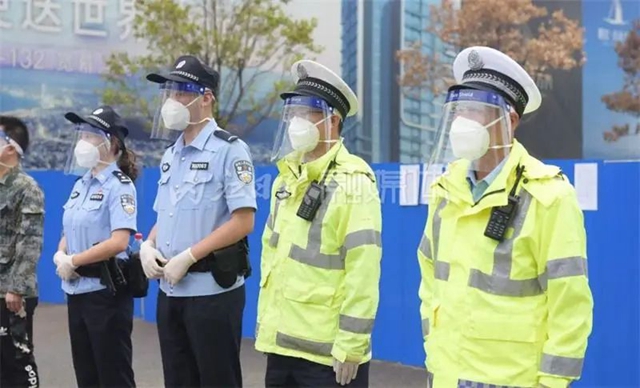 “警宝”落地啼哭报平安！内江警爸：战“疫”获胜，爸爸回家再抱你——