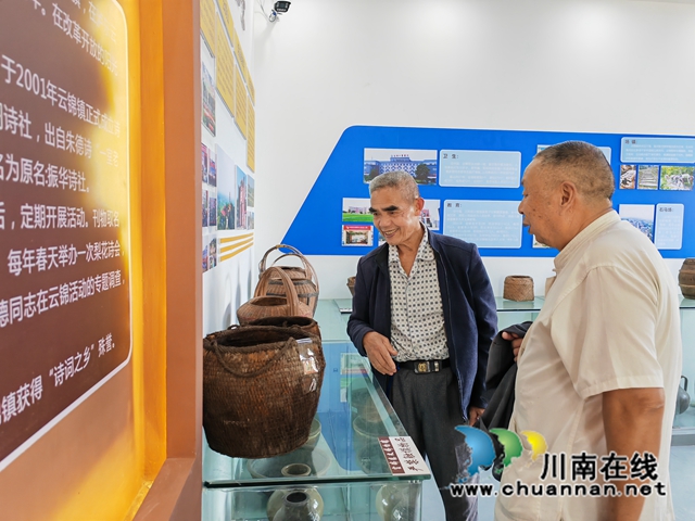 泸县云锦镇:镇史馆里觅乡愁,传承文明聚力量(图6) 参观老物件(曾佐然摄).jpg