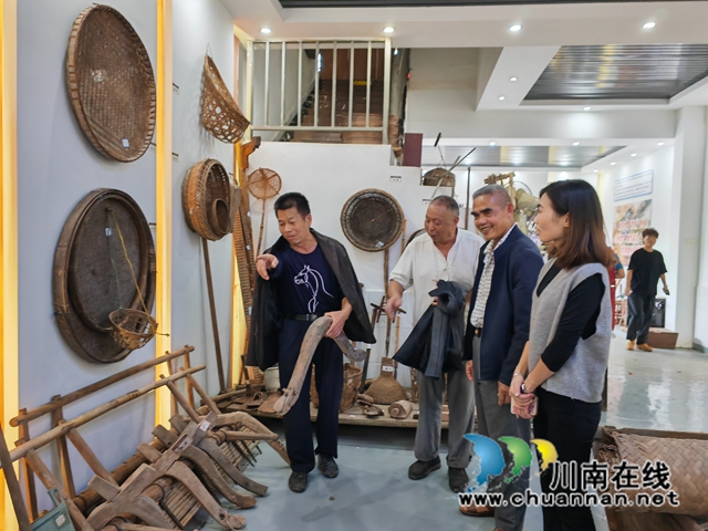 泸县云锦镇:镇史馆里觅乡愁,传承文明聚力量(图7) 参观生产老物件(曾佐然摄).jpg