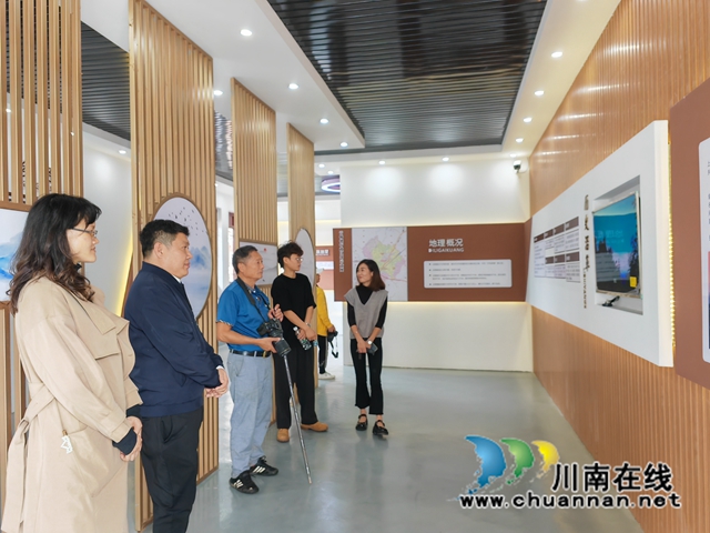 泸县云锦镇:镇史馆里觅乡愁,传承文明聚力量(图9) 参观镇史馆(曾佐然摄).jpg