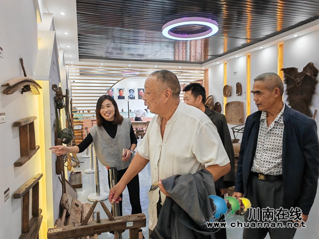 泸县云锦镇:镇史馆里觅乡愁,传承文明聚力量(图2) 村们在镇史馆参观(曾佐然摄).jpg