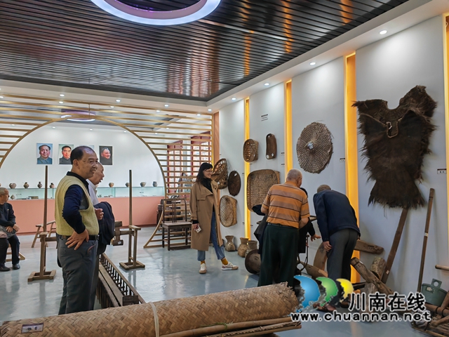 泸县云锦镇:镇史馆里觅乡愁,传承文明聚力量(图8) 参观生产生活老物件(曾佐然摄).jpg