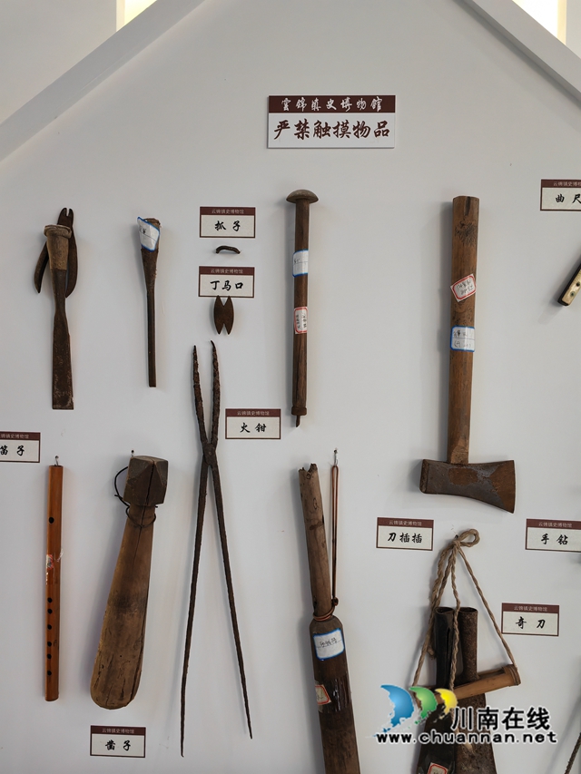 泸县云锦镇:镇史馆里觅乡愁,传承文明聚力量(图5) 实物展示生产工具(曾佐然摄).jpg