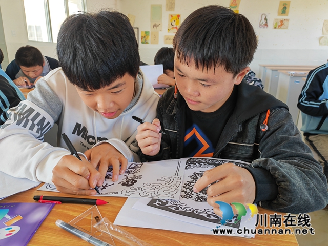 古蔺县石宝镇:民族宣传进校园,团结之花开满园(图3) IMG_20220929_104421.jpg