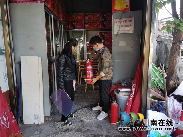 泸县百和镇开展国庆节节前消防安全检查(图1) 4f21eb02b701191a44c80080bfa119b.jpg