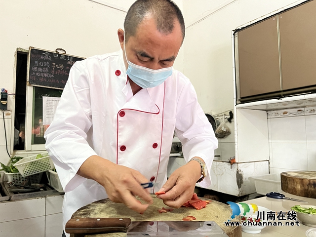 纳溪:新民俗国庆面致敬抗疫人!(图2) 王2.jpg