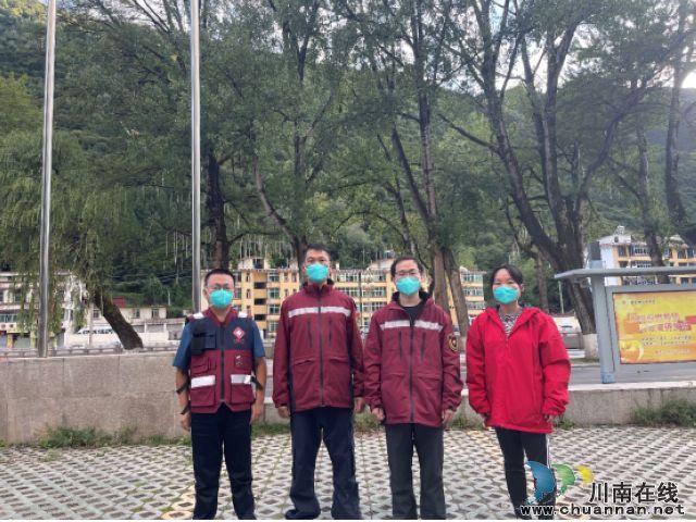 抗疫进行时|西南医科大学附属中医医院医务人员坚守战“疫”一线(图9) nEO_IMG_左一:刘平 右一:刘欢.jpg