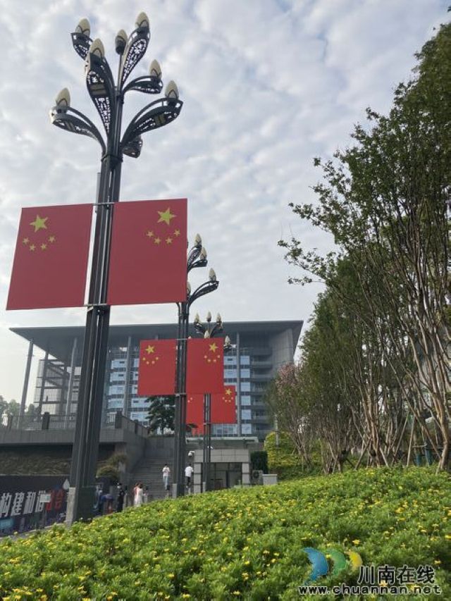 nEO_IMG_一面面鲜艳的五星红旗将城区装扮一新，成为最美的风景。 (1).jpg