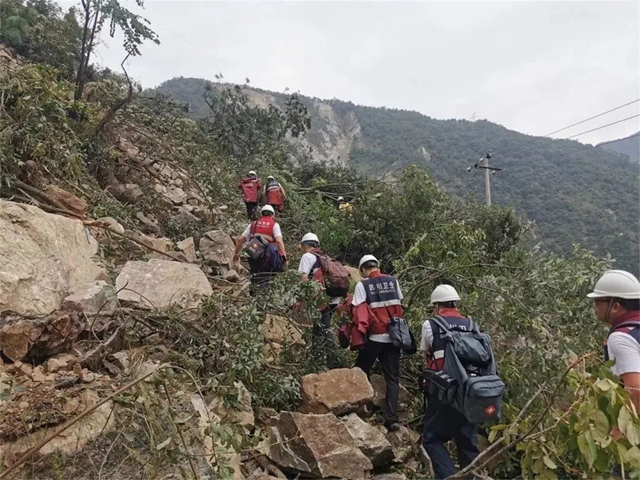 【忠山车神】高山危崖间的生命“摆渡人”(图4) 4.jpg