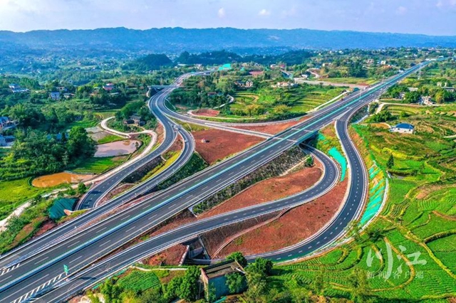 决战四季度 大干一百天丨渝昆高铁泸州东站、长江二桥等重点项目建设火力全开(图2) 2.jpg