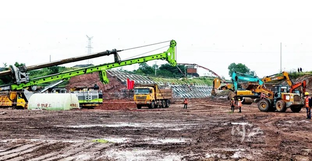 决战四季度 大干一百天丨渝昆高铁泸州东站、长江二桥等重点项目建设火力全开(图4) 4.jpg