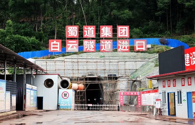 决战四季度 大干一百天丨渝昆高铁泸州东站、长江二桥等重点项目建设火力全开(图5) 5.jpg