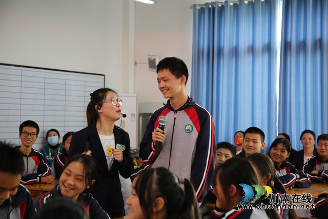 心里辅导老师在和学生游戏互动。  魏箐摄.jpg