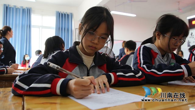 学生在纸上书写心理问题答案。 邓泽利摄.JPG