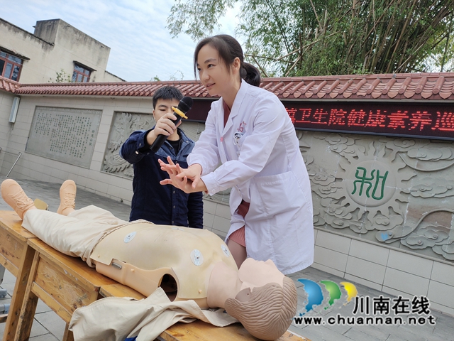 泸县百和小学组织开展应急救护知识普及培训1.jpg