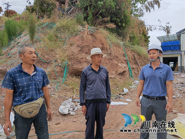 福集镇援建干部在施工现场（曾佐然摄）.jpg