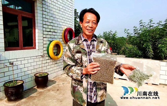 图2：李彬展示他真空包装的花椒.jpg