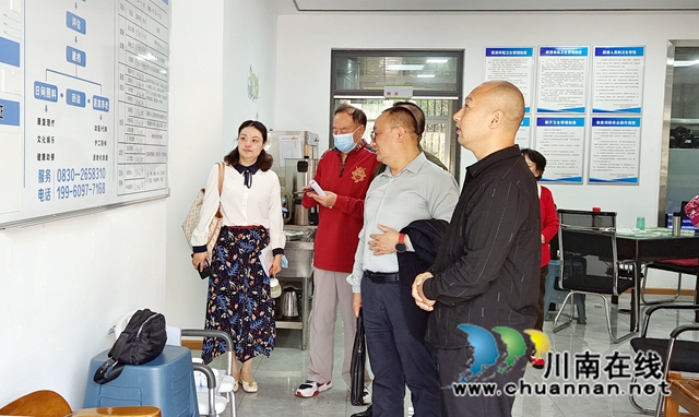 关注养老服务工作,民建泸州市委开展专题调研(图2) 在龙马潭区玉带桥社区养老服务站调研.jpg