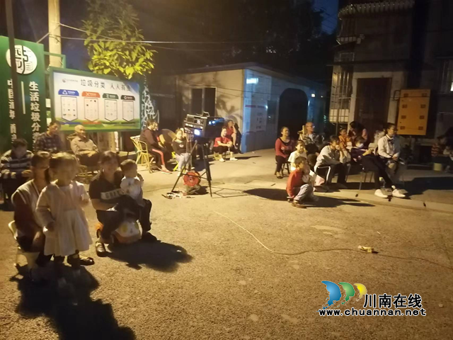 我为群众办实事|龙马潭区小市街道回龙湾社区带你去看“坝坝电影”(图2) 图片2.png