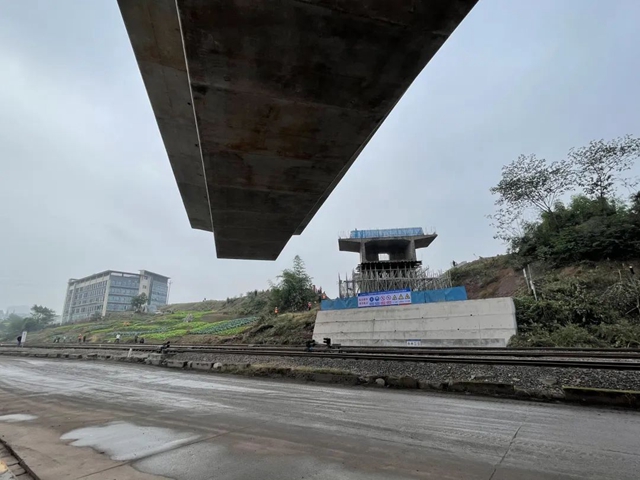 重约5000吨的桥梁在空中旋转!渝昆高铁有新进展(图2) 2.jpg