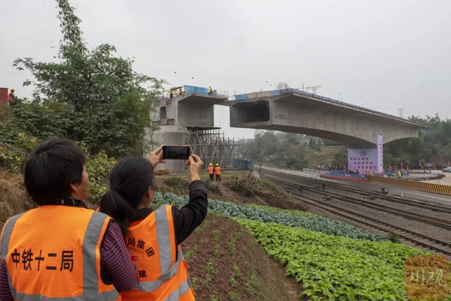 重约5000吨的桥梁在空中旋转!渝昆高铁有新进展(图8) 8.jpg