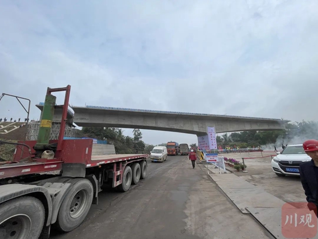 重约5000吨的桥梁在空中旋转!渝昆高铁有新进展(图5) 5.jpg